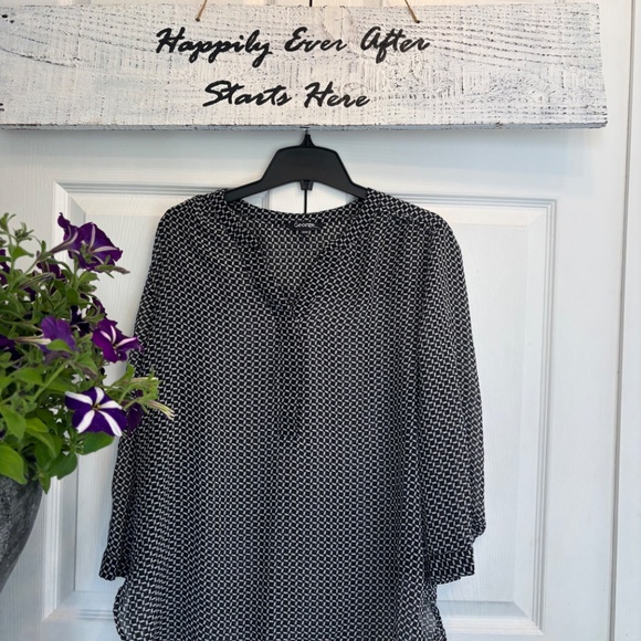 Black and White Patterned, Women’s 1/4 Button Up Blouse - Size Medium - Picture 3 of 7